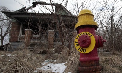 Reuters: Μάρτης 2013: Ένας πυροσβεστικός κρουνός με σήμανση «Εκτός Λειτουργίας" σημάδι σε χορταριαμένο δρόμο στην ανατολική πλευρά του Ντιτρόιτ, Μίσιγκαν - March 2013: A fire hydrant is seen with an "Out of Service" sign on a blighted street on the east side of Detroit, Michigan - Mars 2013: Une bouche d'incendie est vu avec un "Hors service" signe dans une rue flétri sur le côté est de Detroit, Michigan [Enlarge-agrandir-μεγαλώστε] 